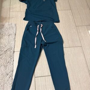 Figs womens Caribbean blue figs. Small joggers, medium top